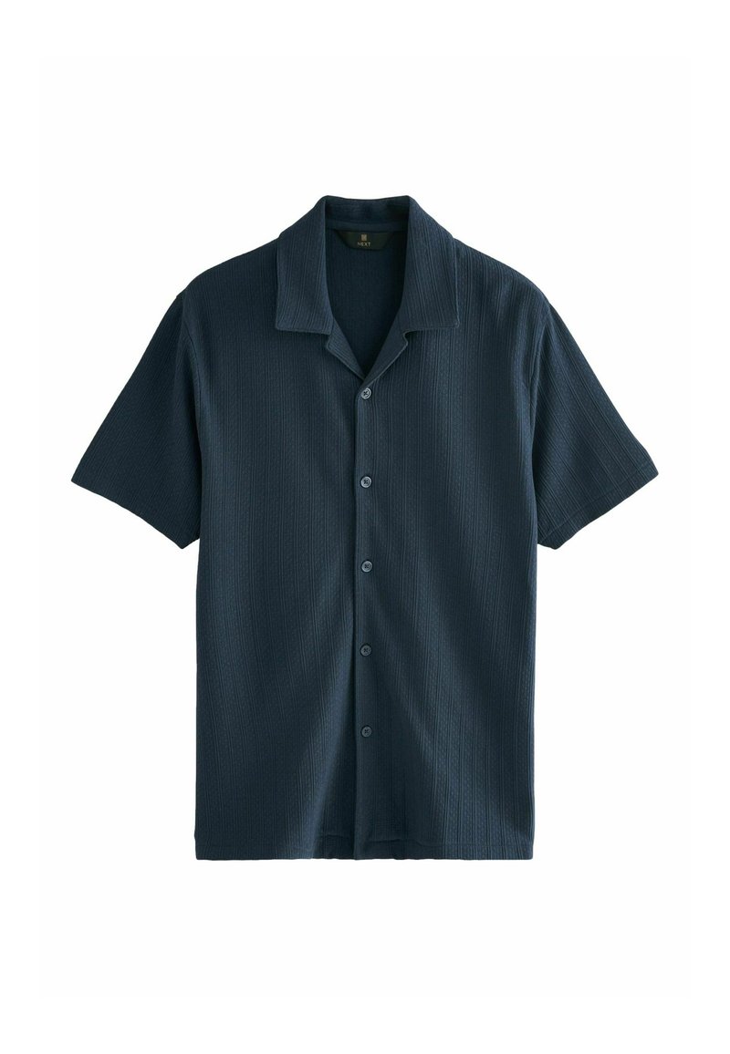 Camisa de botones de manga corta en azul marino oscuro, con tela texturizada y rayas verticales, cuello de reverso y seis botones frontales.