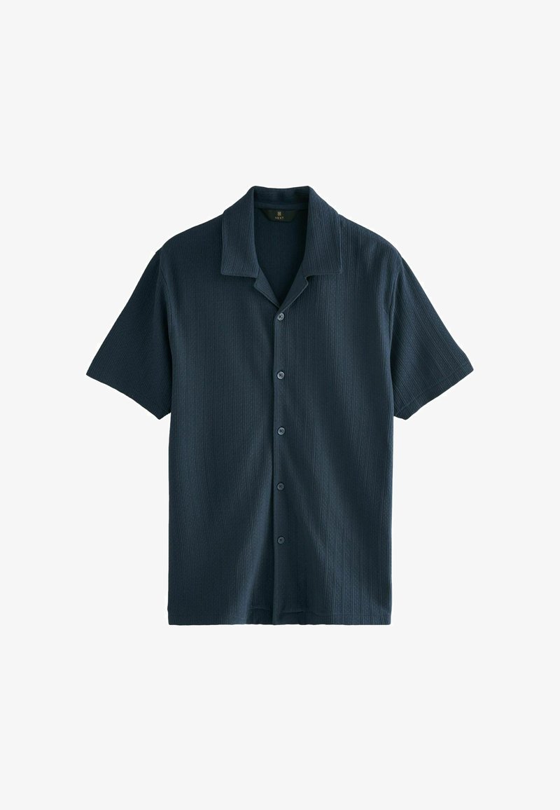 Camisa de botones de manga corta en azul marino oscuro, con tela texturizada y rayas verticales, cuello de reverso y seis botones frontales.