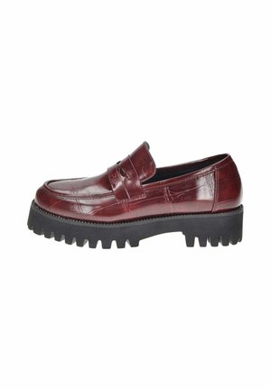 Mocassino in pelle bordeaux con finitura texture, caratterizzato da una larga fascia e una suola in gomma nera spessa con scanalature profonde.