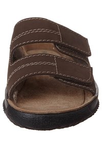 Braune Open-Toe-Sandalen mit zwei verstellbaren Klettverschlussriemen und schwarzer strukturiertem Sohle, von vorne gesehen.