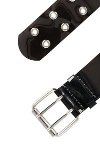 Svart, glänsande bälte med silverfärgade metallknappar, en rektangulär silverspänne och en slät, glansig yta. Bältets ände är rundad.
