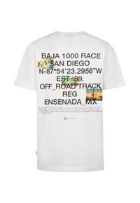 T-shirt en coton blanc avec un texte noir audacieux et deux petites images colorées de paysages au dos, mettant en avant les détails des courses tout-terrain.