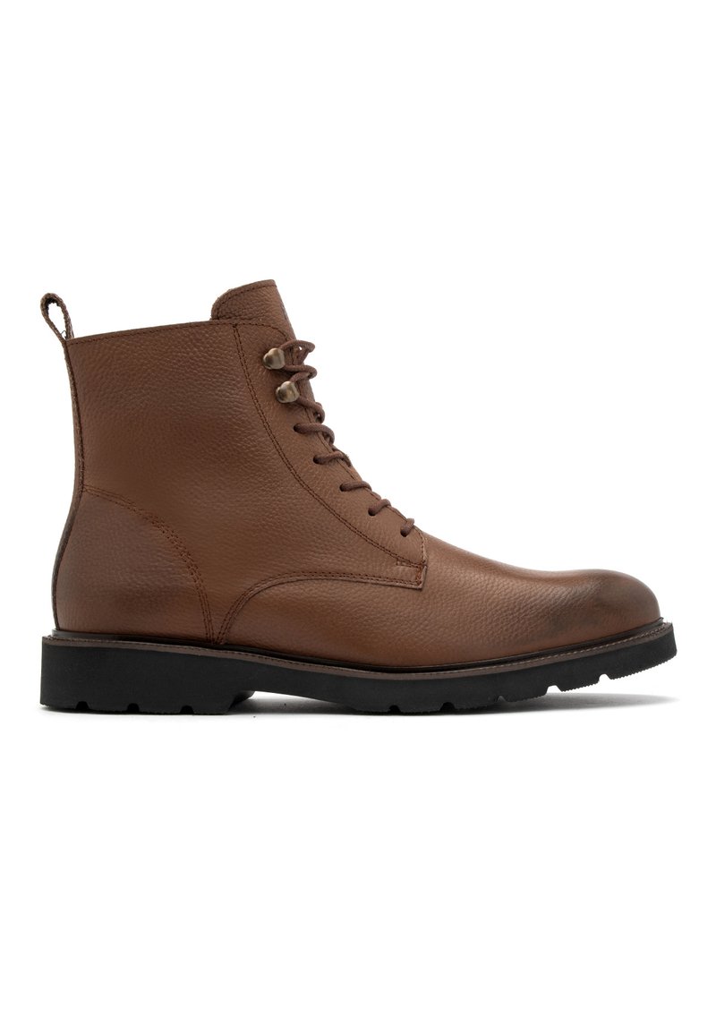 Brązowe skórzane botki na kostkę z tłoczoną powierzchnią, sznurowanym zapięciem i wytrzymałą czarną gumową podeszwą. Wyposażone w pętelkę do łatwego zakładania.