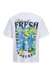 Λευκό μπλουζάκι με μεγάλο πολύχρωμο γράσο μύρτιλου και κείμενο που γράφει "Φυσικά Φρέσκο, 100% Φρέσκο, Τοπικά Καλλιεργημένο, Ιδρύθηκε το 1990."