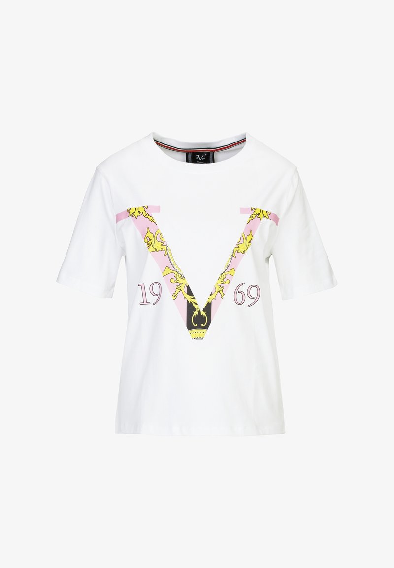 Witte katoenen T-shirt met een grote roze "V" met een gouden ketting en zwarte accenten, en het jaar "1969" eronder in paars. Korte mouwen.