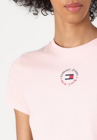 Tommy Jeans SLIM ESSENTIAL LOGO TEE - Print T-shirt - precious pink