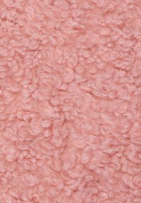 Tessuto rosa morbido e testurizzato con una superficie arricciata e soffice. Il materiale appare peloso, creando un effetto visivo caldo e invitante.