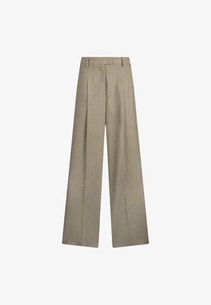 Pantaloni ampi color beige chiaro realizzati in tessuto testurizzato, con vita alta, pieghe frontali e design pulito.