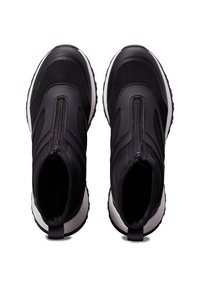 Černé sportovní boty se zipovým uzávěrem, s texturovaným svrškem, bílou stélkou a pryžovou podrážkou. Hladký povrch s poutkem vzadu.