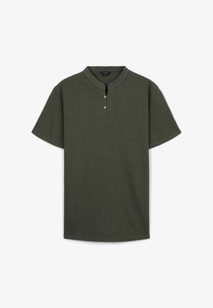 Maglietta a maniche corte in stile henley di colore verde oliva, con scollatura rotonda, patta con tre bottoni e un tessuto morbido e testurizzato.