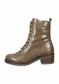 Bottine à lacets en matériau synthétique taupe brillant avec un petit talon carré, des coutures décoratives et un accent logo sur le côté.