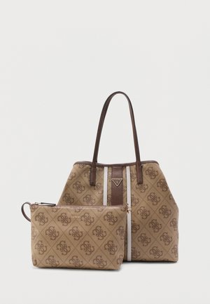 Borsa a mano Guess marrone a fantasia con pochette coordinata con zip, manici marrone scuro e strisce verticali bianche sulla borsa.