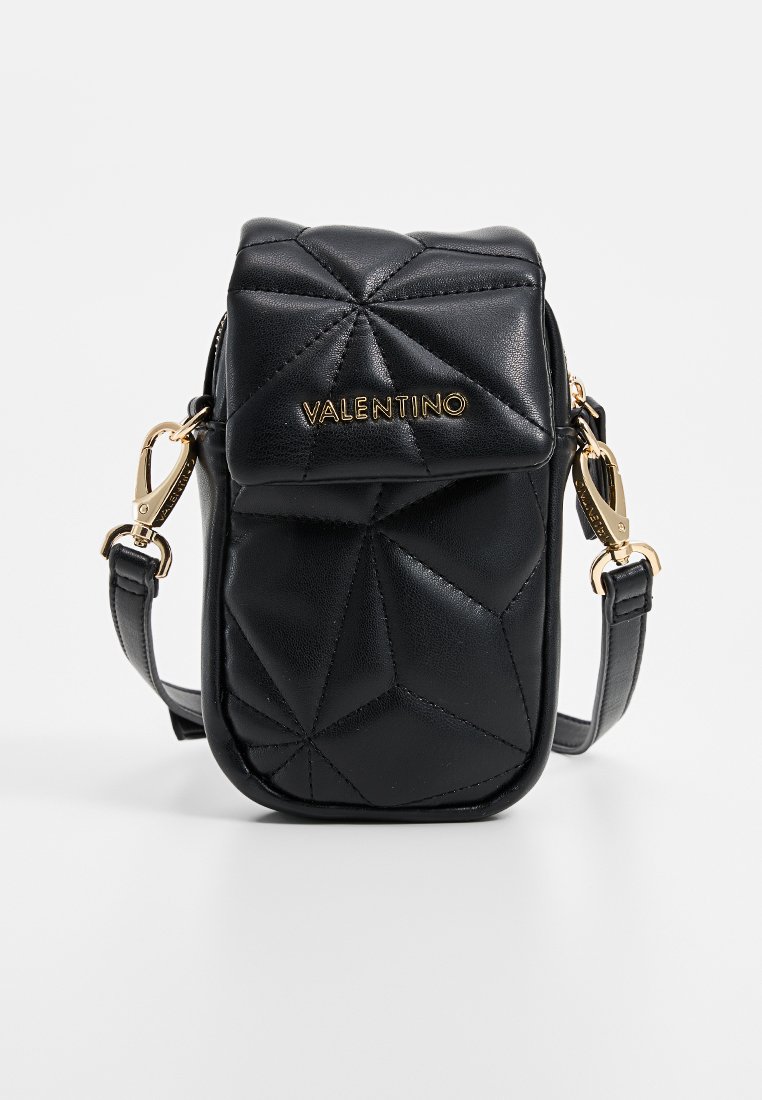 Borsa a tracolla in pelle nera con motivo trapuntato, hardware dorato e tracolla regolabile. Presenta una patta con logo e chiusura con zip.