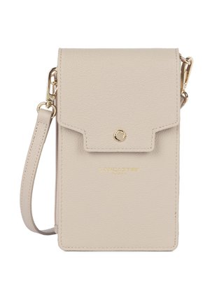 Kleine beige leren crossbodytas met een klep en gouden drukknop, gouden merklogo en afneembare polsband.