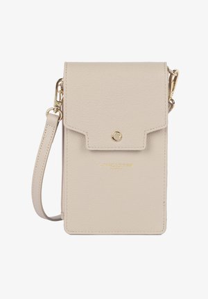 Kleine beige leren crossbodytas met een klep en gouden drukknop, gouden merklogo en afneembare polsband.