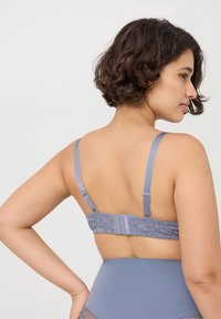 Jasnoszary biustonosz z koronkowym wykończeniem i regulowanymi ramiączkami. Posiada zapięcie na haftkę oraz gładką, bezszwową konstrukcję.