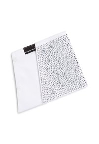Accesorio de tela blanca con una textura suave, que presenta un lado adornado con una variedad de strass plateados de diferentes tamaños. Etiqueta negra adjunta.