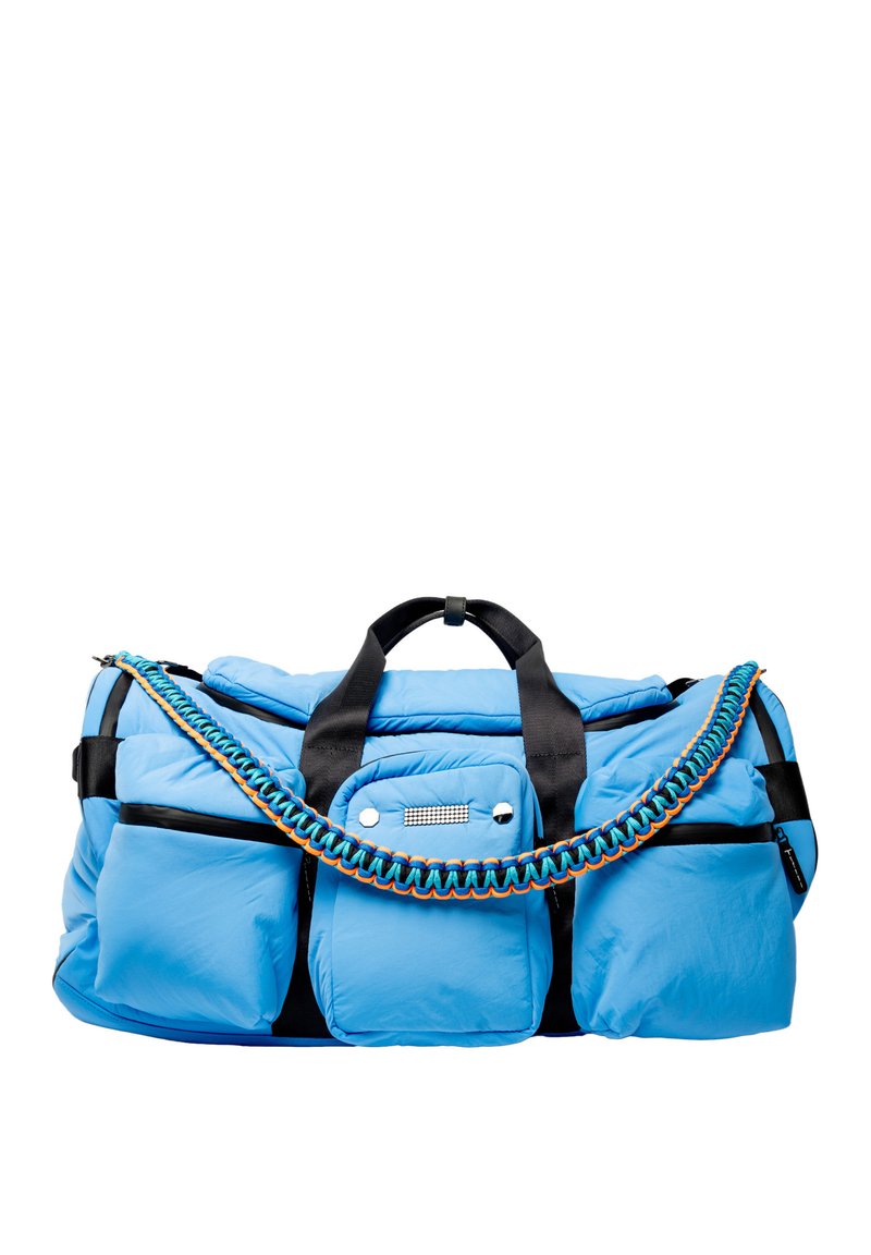 Sac de sport en nylon bleu avec une texture moelleuse, des sangles noires, deux poches avant et une bandoulière colorée en cordes tressées.