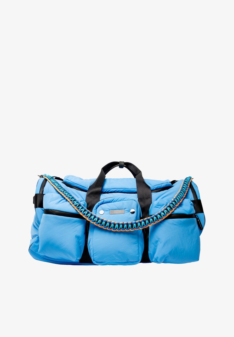 Sac de sport en nylon bleu avec une texture moelleuse, des sangles noires, deux poches avant et une bandoulière colorée en cordes tressées.