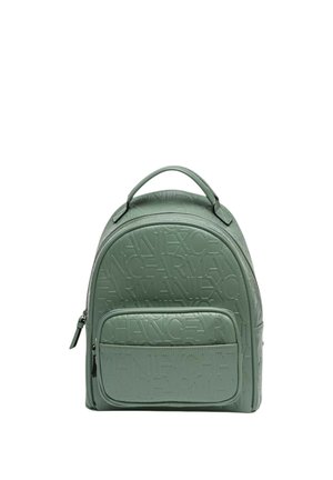 Piccolo zaino verde con lettere in rilievo su tutta la superficie, tasca anteriore con zip, manico superiore e chiusura principale con zip.