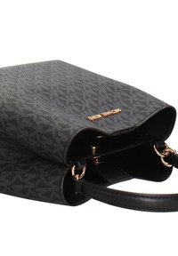 Zwart gestructureerde handtas met een geometrisch patroon, voorzien van gouden metalen accenten en een enkele zwarte schouderband. Geopend om de binnenkant te tonen.