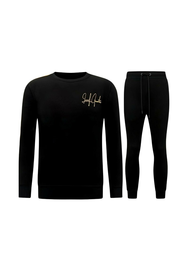 Zwarte set met sweatshirt en joggers, met een gouden logo op de linkerborst. Glad stof, geribbelde manchetten en een elastische tailleband bij de broek.