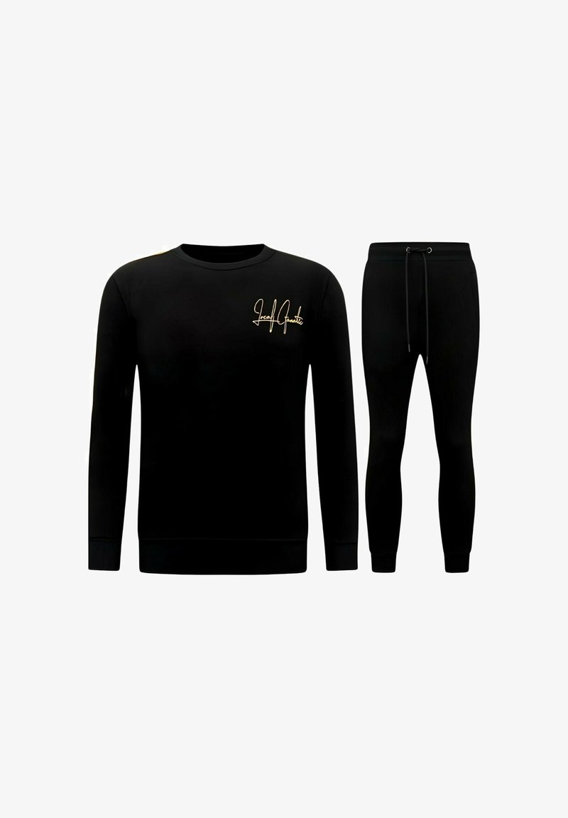 Zwarte set met sweatshirt en joggers, met een gouden logo op de linkerborst. Glad stof, geribbelde manchetten en een elastische tailleband bij de broek.