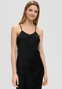 Schwarzes Satin-Spaghettiträgerkleid mit dünnen Trägern, V-Ausschnitt und figurbetontem Schnitt, das eine glatte Textur und ein minimales Design aufweist.
