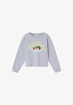 Felpa grigia chiara con maniche lunghe, scollo rotondo, caratterizzata da una grafica di due volti e la scritta "ANGEL GOODNESS NOSFERATIA" in giallo.