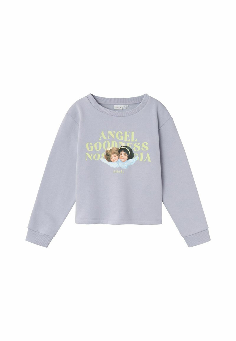 Svetlo sivi pulover z dolgimi rokavi, okroglo izrezano vratu, z grafiko dveh obrazov in besedilom "ANGEL GOODNESS NOSFERATIA" v rumeni barvi.