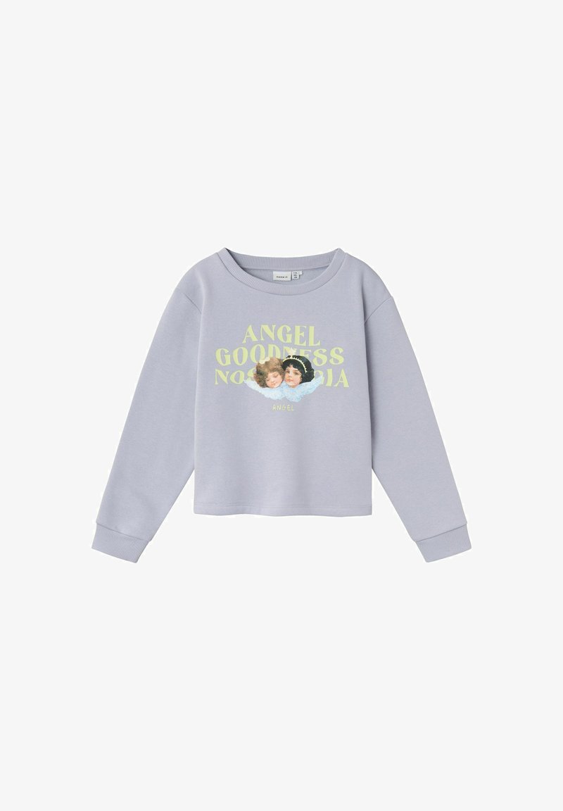 Svetlo sivi pulover z dolgimi rokavi, okroglo izrezano vratu, z grafiko dveh obrazov in besedilom "ANGEL GOODNESS NOSFERATIA" v rumeni barvi.