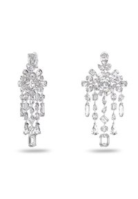 Boucles d'oreilles chandelier ornées de plusieurs diamants clairs de différentes tailles, sertis dans un métal argenté. Le design comprend des éléments en cascade et des détails raffinés.