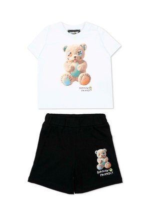 Biały zestaw z krótkim rękawem i czarne szorty, oba z nadrukiem beżowego misia z niebieskimi i pomarańczowymi łatami oraz napisem "Barrow Friendly".