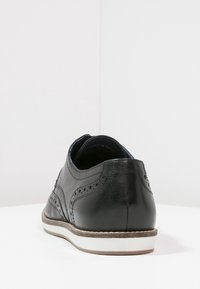 Pier One Chaussures à lacets - black
