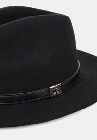 Guess LOGOSCHRIFTZUG - Hatte - schwarz