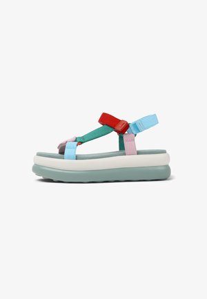 Farverige platform sandaler med hvid bund, der har teal, rød, pink og lyseblå stropper, justerbare spænder og en tekstureret sål.