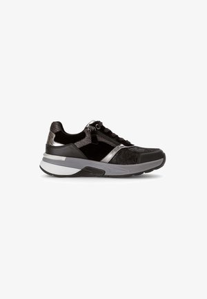 Zwarte sportieve sneaker van gemengde materialen, met glanzende zilveren accenten, textuurpanelen, een gevoerde zool en een vetersluiting.
