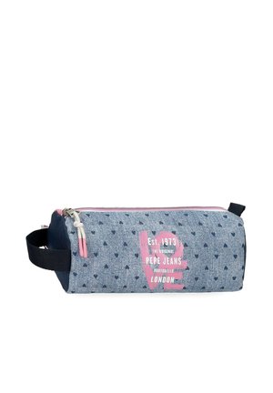 Estuche rectangular azul de mezclilla con pequeños patrones de corazones oscuros, cremallera rosa, asa lateral negra y texto rosa "LOVE" con detalles de la marca.