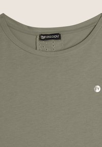 T-shirt verde oliva a maniche corte realizzata in tessuto morbido, con scollatura rotonda e un piccolo logo argentato in basso a destra.