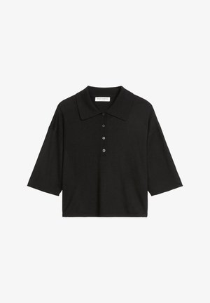 Zwarte polo met korte mouwen, gemaakt van een zachte stof. Deze polo heeft een knoopsluiting, brede kraag en een relaxte pasvorm, zonder patronen of accenten.