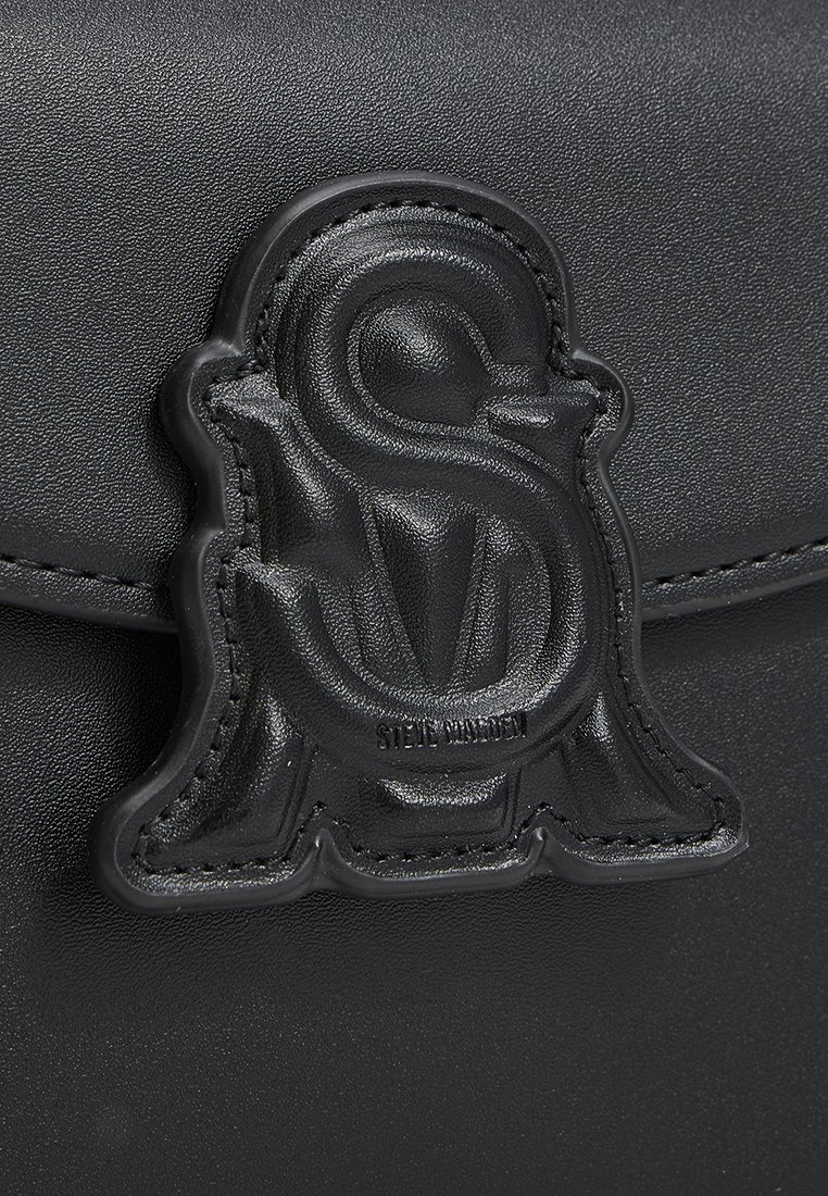 Schwarze Lederhandtasche mit prominentem, eingeprägtem schwarzen Logo. Glatte Oberfläche mit genähten Akzenten entlang der Kante des Deckels.