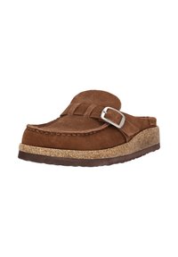 Mocassino in suede marrone con punta arrotondata, due dettagli a strappo e un sottopiede in sughero. La suola è di un marrone scuro e presenta una texture per una migliore aderenza.