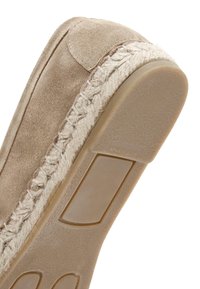 Scarpa in suede beige con una zeppa intermedia spessa in juta intrecciata e una suola in gomma testurizzata. Il design presenta una punta arrotondata e cuciture minime.