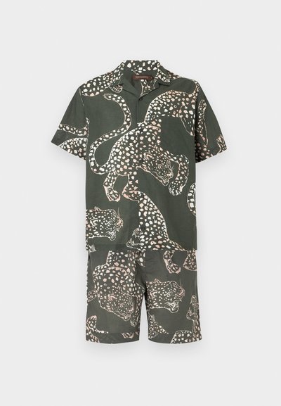 Σκούρο πράσινο μπλουζάκι με κοντά μανίκια και ταιριαστό σορτς με μοτίβο λεοπάρδαλης σε ανοιχτό ροζ και λευκές κηλίδες.