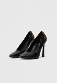 Cizme negre din piele cu toc înalt și vârf ascuțit, având un accent din blană cu imprimeu leopardo la toc. Design subțire cu toc stiletto.