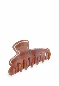 Una grande pinza per capelli di un rosa perlaceo con una finitura liscia, caratterizzata da un accento di perline lungo il bordo superiore e numerosi denti di presa.