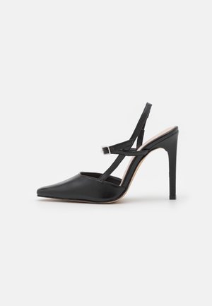 Chaussure à talon noir avec un bout pointu, design slingback, sangle ajustable et texture en cuir lisse. Semelle en caoutchouc pour une meilleure adhérence.