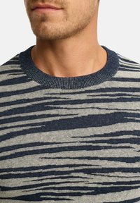 Maglione lavorato a maglia con un colletto rotondo blu navy e un motivo testurizzato di righe alternate blu navy e grigio chiaro. Presenta una vestibilità slim.