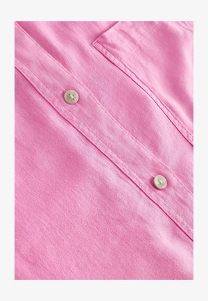 Rosenfarvet linned skjorte med knapper fremme, der har en brystlomme og runde, lyse knapper. Glat tekstur med subtile stofvariationer.