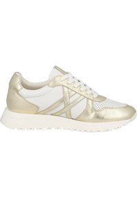 Zapatilla blanca y dorada metálica, con un upper texturizado, diseño de cordones, detalles perforados y una suela de goma duradera.